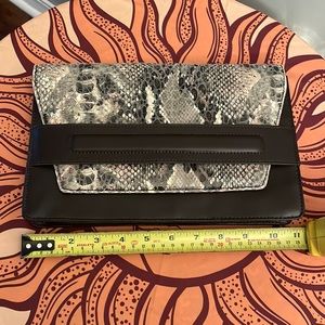 Banana Republic Clutch like new ♥️